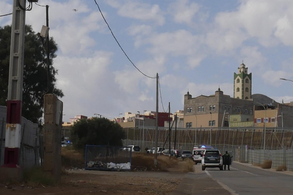 Miembros de la Guardia Civil vigilan la valla de Melilla tras la entrada de decenas de inmigrantes tras romper la puerta de acceso al paso fronterizo de Barrio Chino y saltar por encima de su tejado que separa la ciudad autónoma de Marruecos.