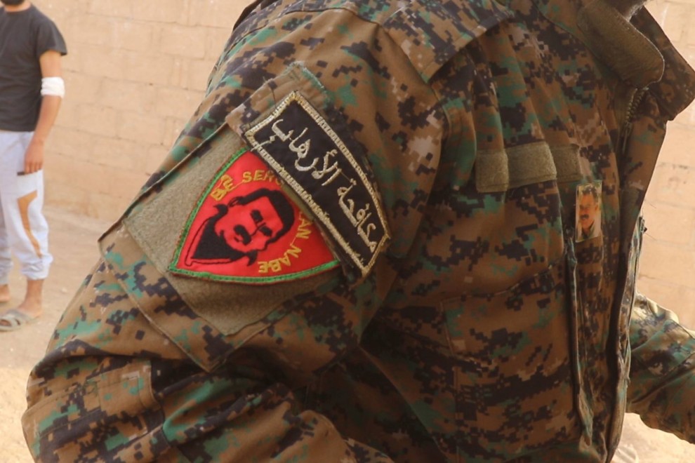 29/06/22. Miliciano kurdo de las Fuerzas Democráticas de Siria en Raqqa, con el parche de Abdullah Öcalan.