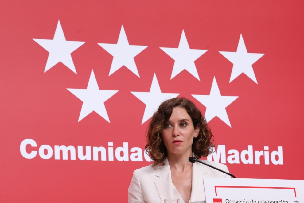 La presidenta de la Comunidad de Madrid, Isabel Díaz Ayuso, interviene tras la firma del convenio de transporte con el presidente de la Junta de Castilla La-Mancha