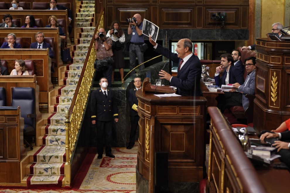 El diputado de Vox, Francisco José Contreras, muestra una fotografía de Calvo Sotelo en un pleno extraordinario en el Congreso de los Diputados, a 13 de julio de 2022, en Madrid (España).