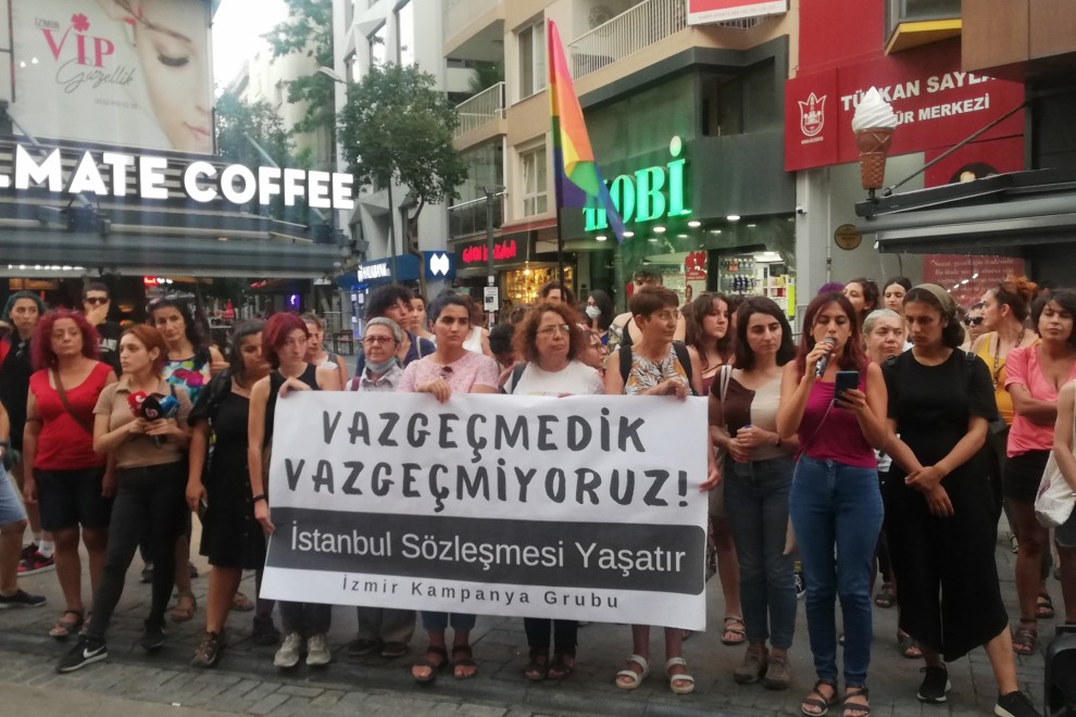 Organizaciones feministas en un acto por el Convenio de Estambul (Izmir).