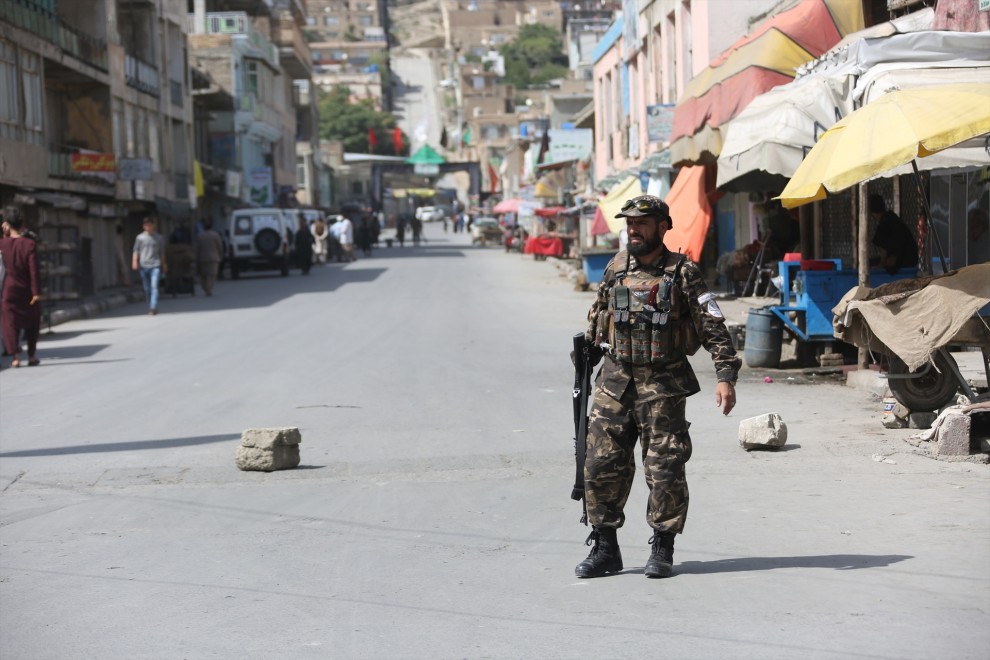 Un agente afgano vigila las inmediaciones de un atentado en Kabul el 3 de agosto de 2022.