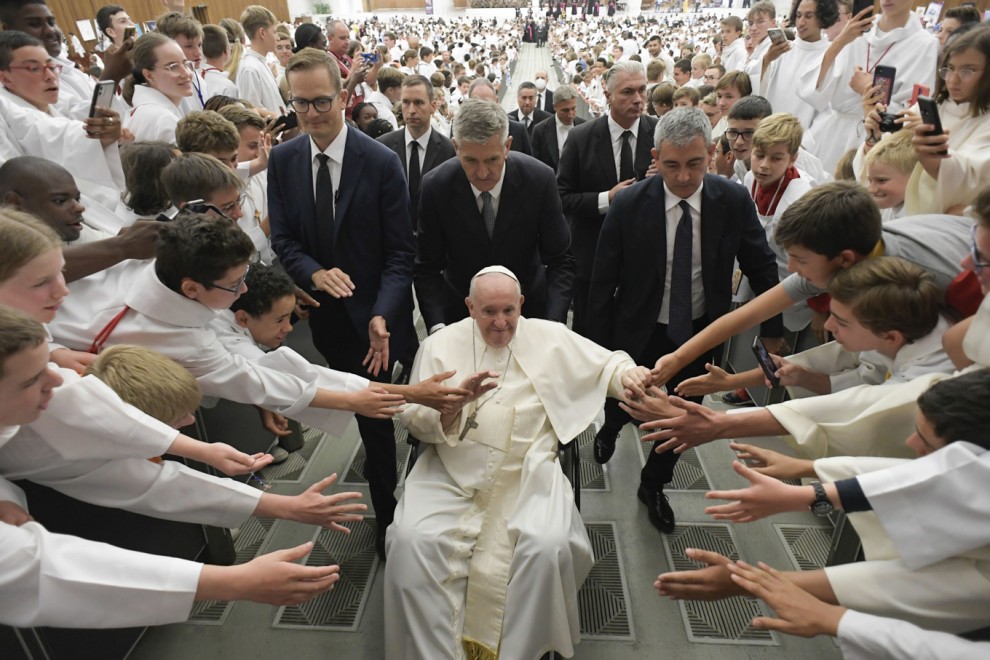 Une image fournie par les médias du Vatican montre le pape François arrivant à l’audience dans laquelle il a prononcé son discours, le 26 août 2022.