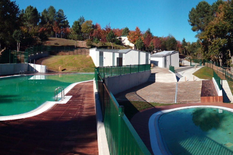 9/9/22 Las dos piscinas construidas en Bande (Ourense) con el dinero europeo destinado a recuperar el embalse de As Conchas.