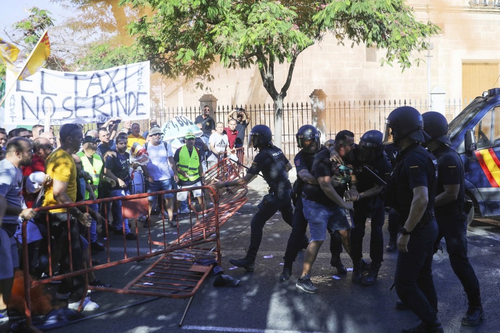 08/09/2022 Enfrentamientos entre la Policía y los manifestantes en la protesta convocada por el sector del taxi en Sevilla (Andalucía)