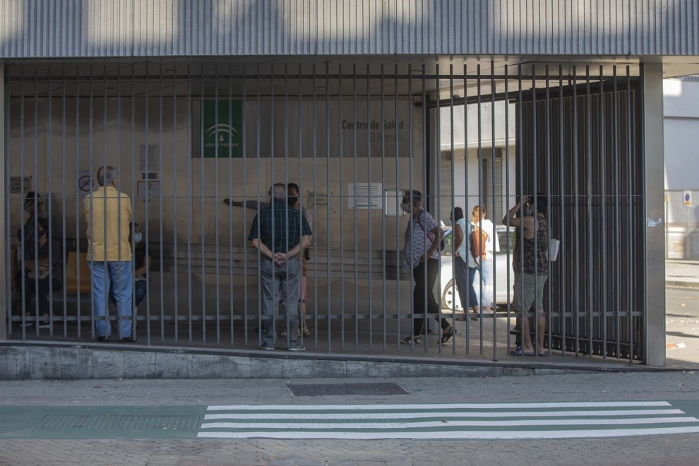 Varias personas guardan cola en el centro de atención primaria 'El Alamillo' de Sevilla.