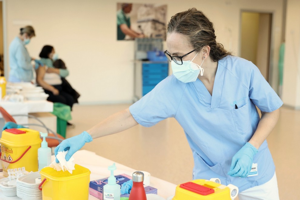 Una enfermera prepara una vacuna contra la covid-19, en el Hospital Infanta Sofía, a 30 de diciembre de 2021.