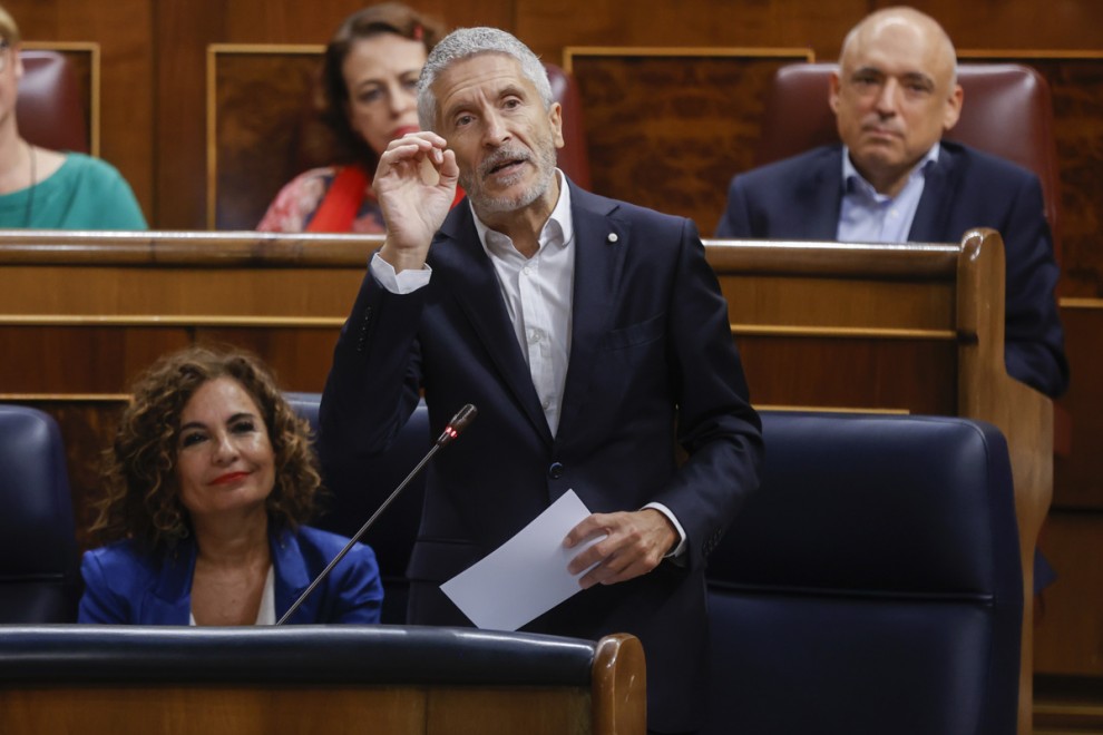 El ministro del Interior, Fernando Grande-Marlaska, interviene durante la sesión de control en el Congreso de los diputados este miércoles, en Madrid. EFE/ Juan Carlos Hidalgo