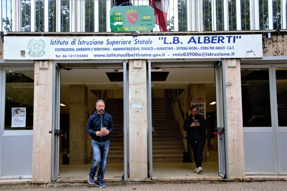 Poco trasiego de gente en un colegio electoral del barrio residencial EUR.