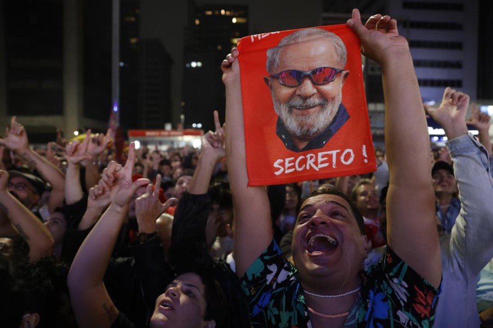 Simpatizantes de Lula da Silva celebran mientras se publican los resultados parciales de las elecciones brasileñas este 2 de octubre de 2022, en la Avenida Paulista de Sao Paulo (Brasil).