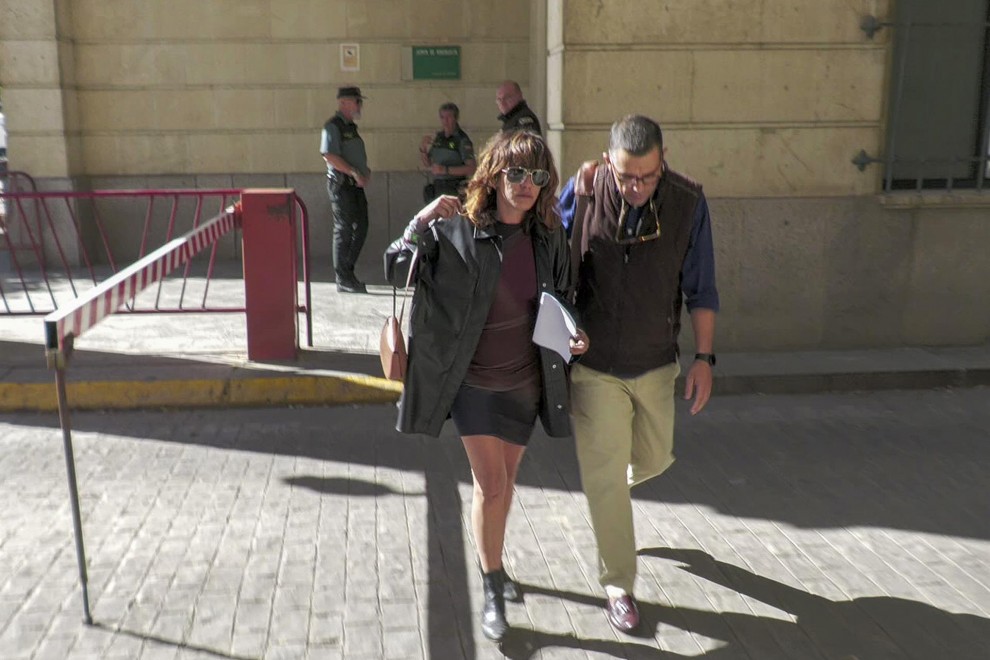 01/10/2022-La actriz sevillana María León saliendo el 1 de octubre del Juzgado de guardia de Sevilla para someterse a un juicio rápido tras ser detenida anoche tras agredir, presuntamente, a un agente que la conducía a jefatura para ser identificada, una
