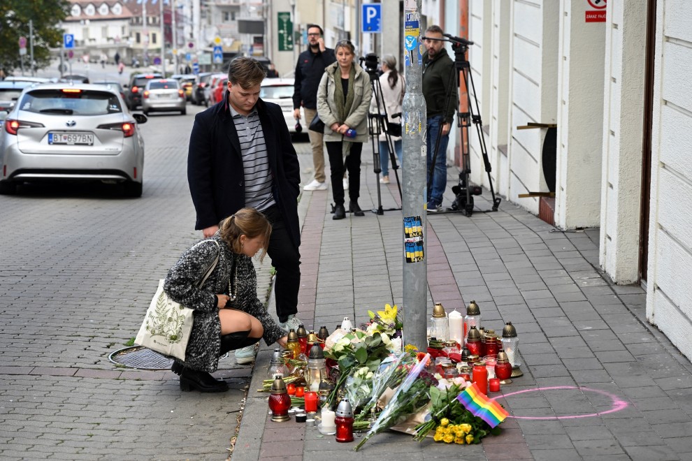 Homenaje floral a los hombres asesinados en el ataque homófobo en Bratislava.