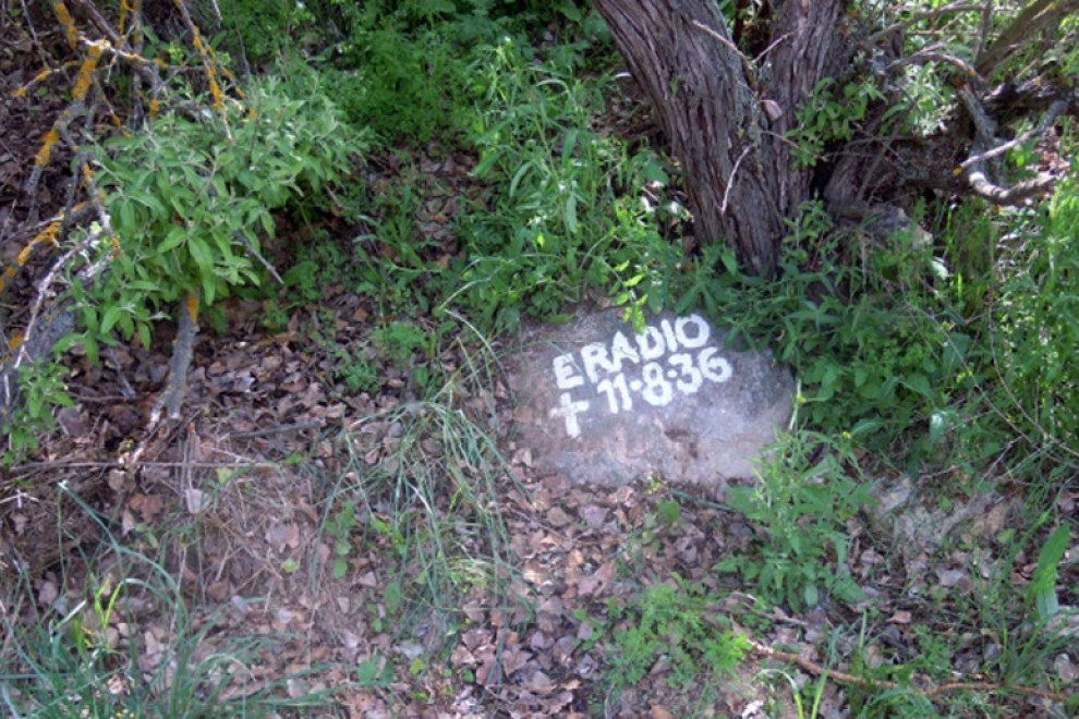 Una pequeña losa recuerda desde mediados de los años 70 el lugar donde murió asesinado el médico Eradio López