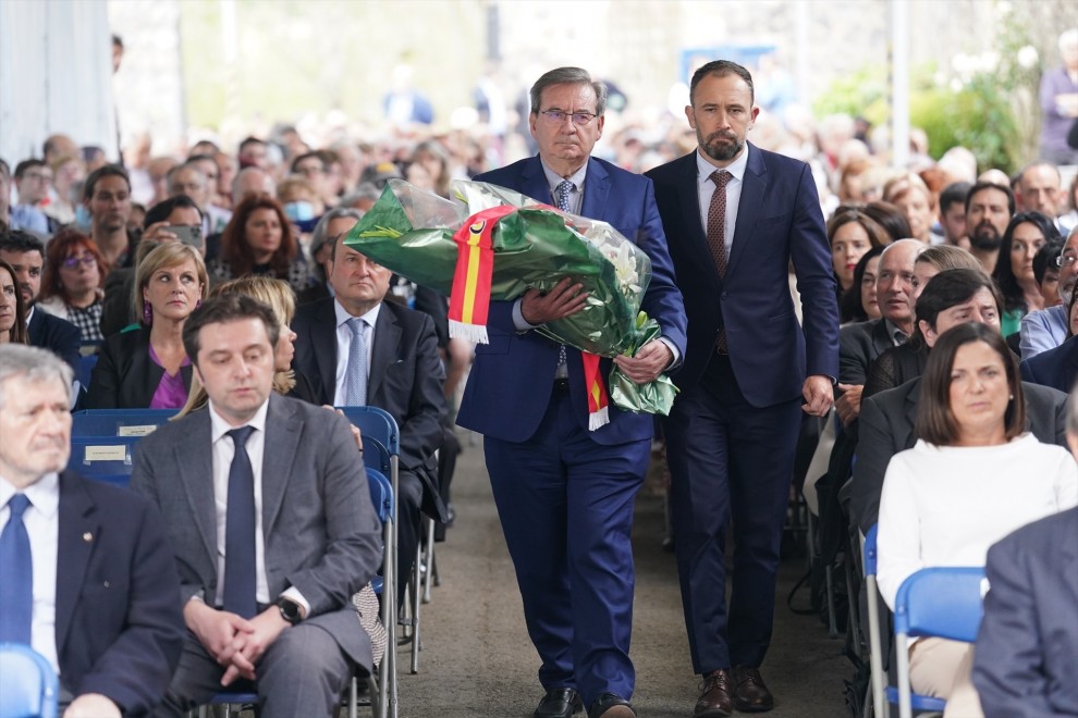 El secretario de Estado de Memoria Democrática, Fernando Martínez López (c), desfila sosteniendo flores durante el Responso y Ofrenda Floral con motivo del 85 aniversario del bombardeo de Gernika en el cementerio de Zallo, a 26 de abril de 2022, en Gernik
