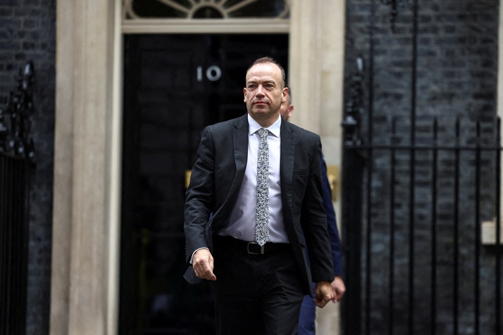 26/10/2022-El secretario de Estado británico para Irlanda del Norte, Chris Heaton-Harris, camina fuera del número 10 de Downing Street el día de la reunión del gabinete, en Londres, Gran Bretaña, el 26 de octubre de 2022.