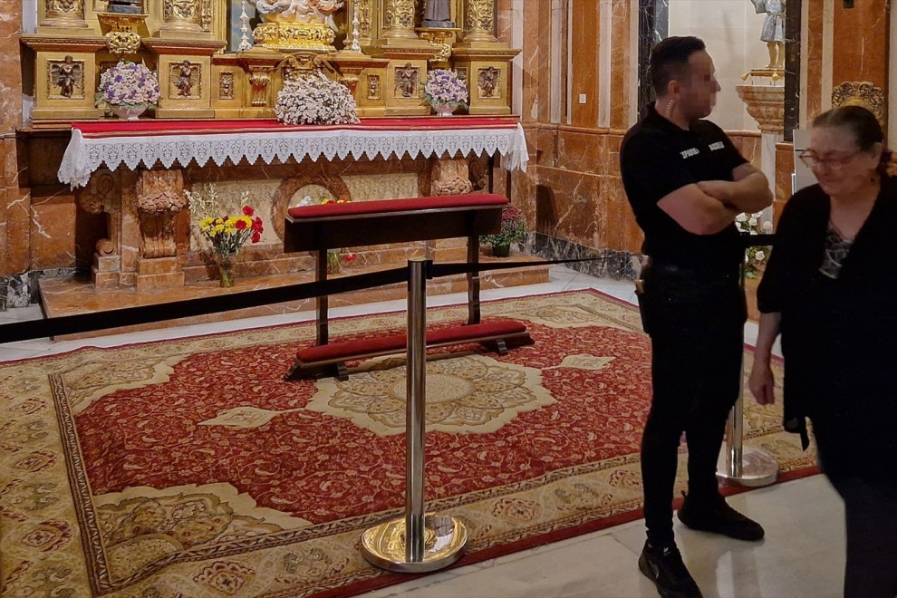 Una alfombra cubre las zonas donde estaban las sepulturas de Queipo de Llano y su esposa en la Basílica de la Macarena.