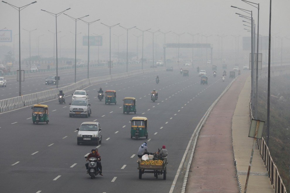 02/12/2021 Vehículos circulan envueltos en una nube de contaminación por una carretera de Nueva Delhi, en la India
