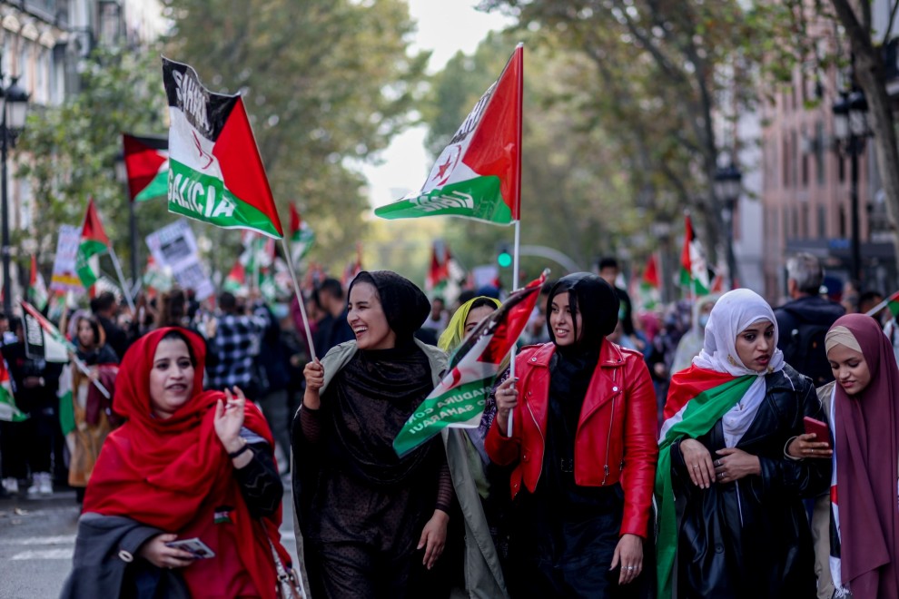 Varias mujeres saharauis protestan en una manifestación para exigir el derecho de autodeterminación del pueblo saharaui