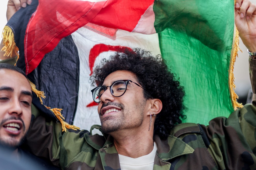 Un hombre protesta en una manifestación para exigir el derecho de autodeterminación del pueblo saharaui, a 12 de noviembre de 2022.