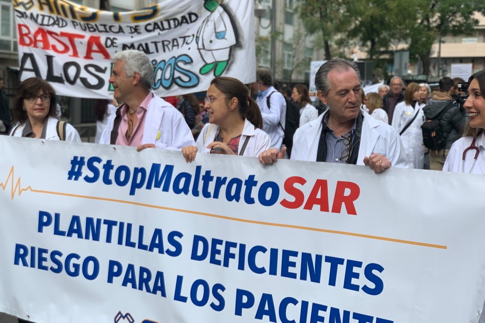 13/11/2022 Un grupo de sanitarios encabezan una pancarta durante la manifestación ciudadana convocada contra el plan de Ayuso para las Urgencias extrahospitalarias en Madrid