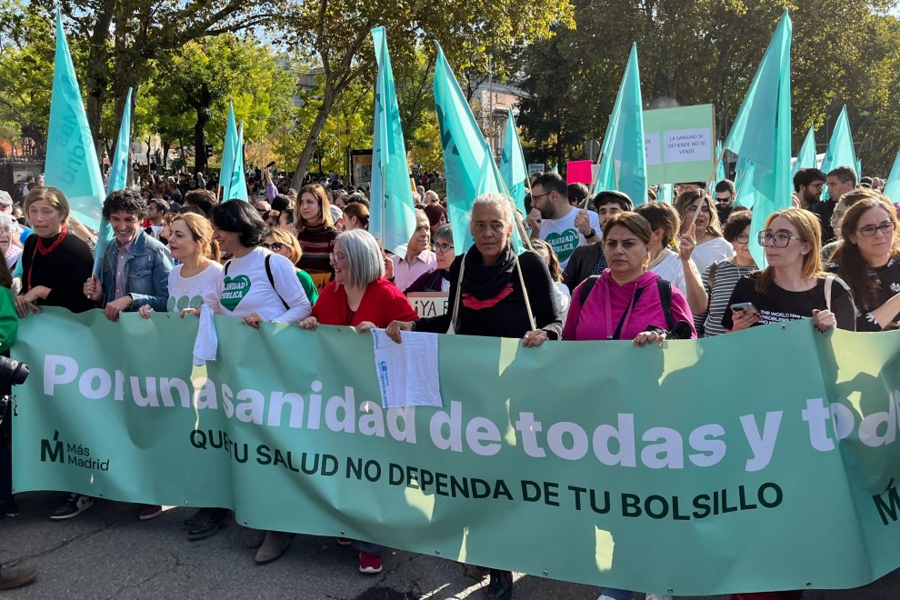 La oposición madrileña al Gobierno de Ayuso, encabezada por Más Madrid, se manifiesta por la sanidad pública