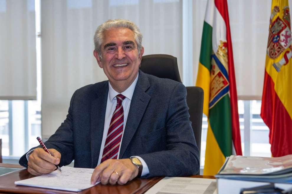 El presidente del Tribunal Superior de Justicia de La Rioja (TSJR), Javier Marca, posa durante una entrevista con la Agencia EFE en Logroño.