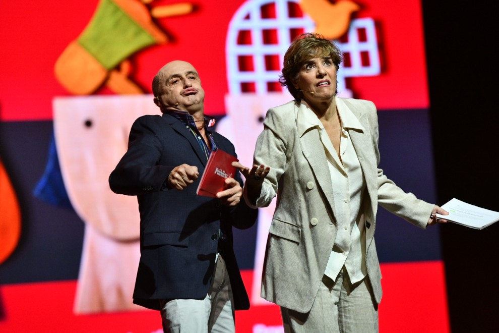 Los cómicos Pepe Viyuela y Anabel Alonso han conducido la gala del 15º aniversario del diario Público.