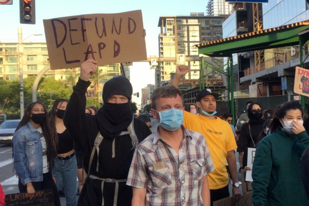 Manifestantes y miembros de STOP LAPD Spying Coalition, en una manifestación contra la financiación que recibe la Policía de Los Ángeles.