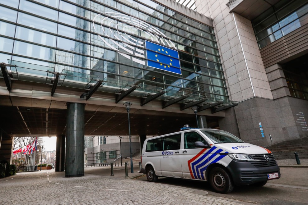 Un vehículo de la Policía frente al Parlamento Europeo, en Bruselas.