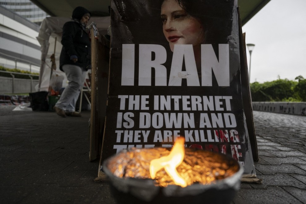 Una pancarta que denuncia la represión de Irán reposa a las afueras de la sede en Austria del Organismo Internacional de Energía Atómica, en noviembre de 2022
