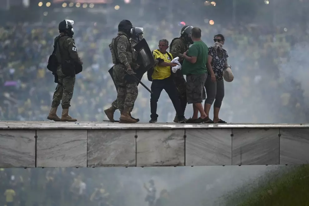Policías enfrentan a seguidores del expresidente brasileño Jair Bolsonaro que invaden hoy, el Palacio de Planalto, sede del Ejecutivo, y la Corte Suprema, después de haber irrumpido antes en el Congreso Nacional en actos golpistas contra el presidente Lui