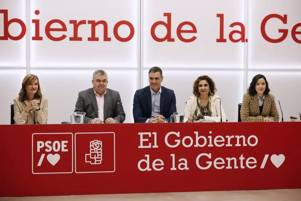 El presidente del Gobierno y secretario general del PSOE, Pedro Sánchez (c), durante la Reunión Ejecutiva Federal del partido, este lunes en la sede de Ferraz