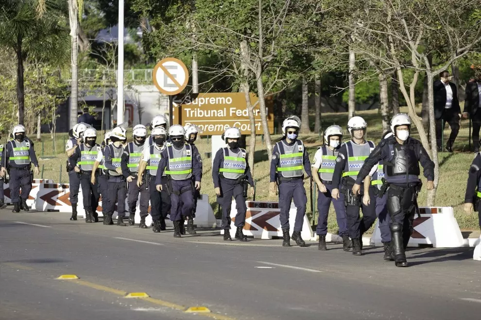 Policía antidisturbios en los aledaños del Tribunal Supremo en Brasilia, Brasil.