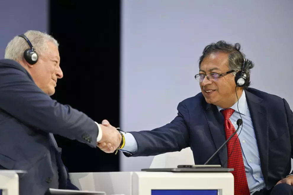Al Gore (L), ex vicepresidente de los Estados Unidos, saluda a Gustavo Francisco Petro Urrego, presidente de Colombia.