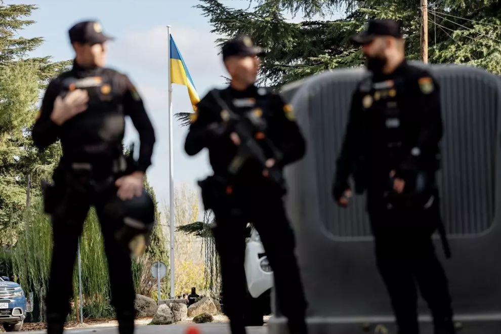 Varios agentes de Policía Nacional frente a la embajada de Ucrania tras ser acordonada, a 2 de diciembre de 2022, en Madrid (España)