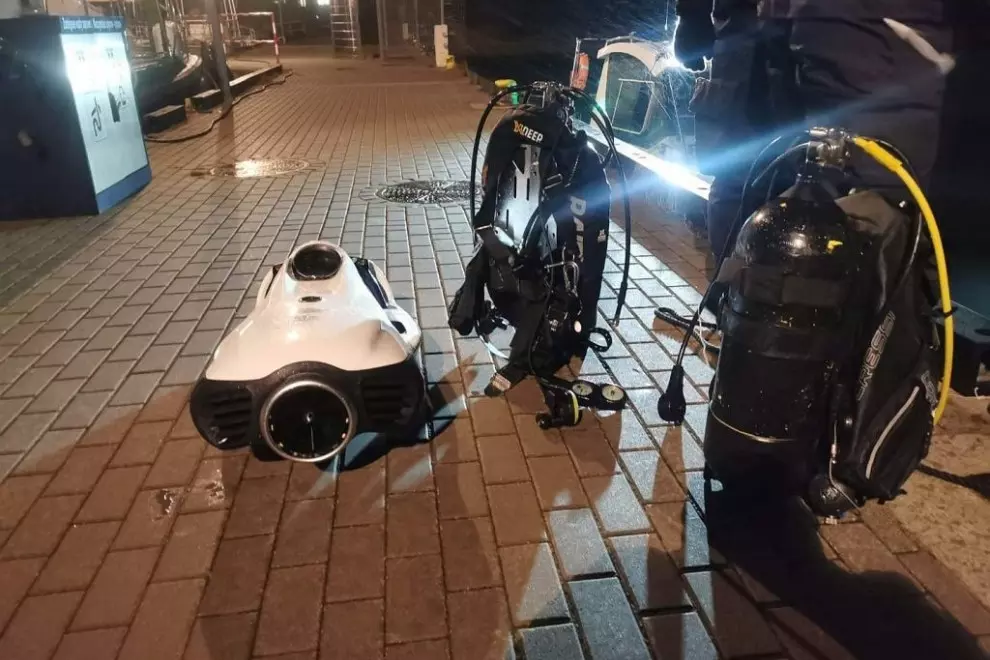 Equipo alquilado por los españoles para sumergirse en una noche de tormenta en las aguas gélidas del Báltico.