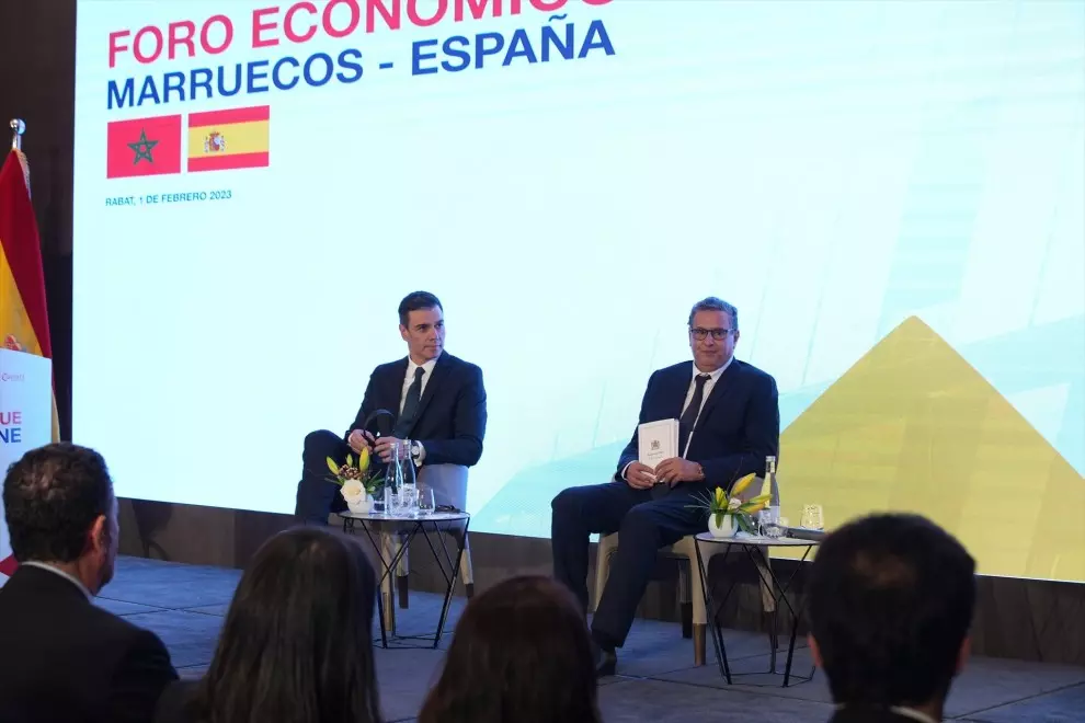 El presidente de Gobierno, Pedro Sánchez (i), y el primer ministro marroquí, Aziz Akhannouc (d), en el acto de clausura del Foro Empresarial España-Marruecos, que se celebra en el marco de la XII Reunión de Alto Nivel Marruecos-España, en el Rabat Marriot