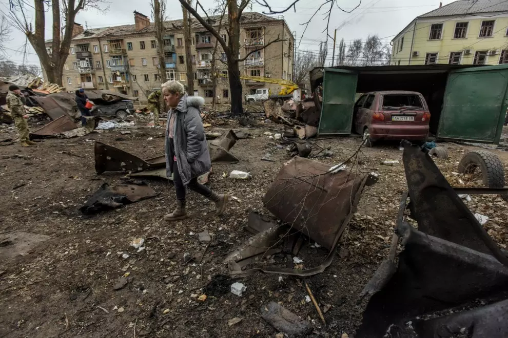 Una mujer camina cerca de un lugar atacado con cohetes rusos en la ciudad ucraniana de Konstyantynivka, en la región de Donetsk, a 28 de enero de 2023.