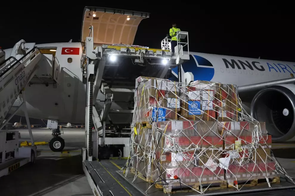 Un avión carga casi 40 toneladas de ayuda humanitaria en el aeropuerto de Dubai, rumbo a las zonas de Turquía y el norte de Siria devastadas por los terremotos este 6 de febrero de 2023.
