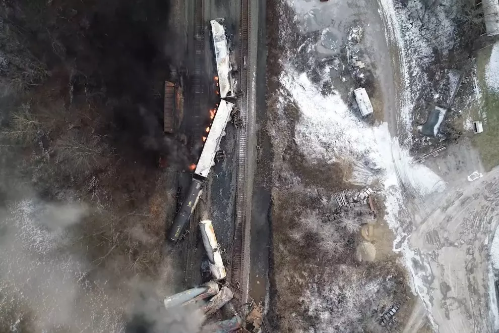 Imágenes de un dron del descarrilamiento de un tren de carga en East Palestine, Ohio.
