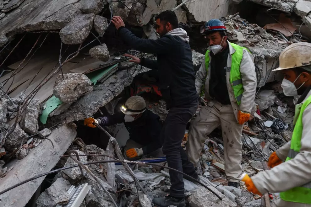 Rescatistas trabajan en el lugar donde se derrumbaron edificios tras un fuerte terremoto, en Hatay, Turquía, a 14 de febrero de 2023.