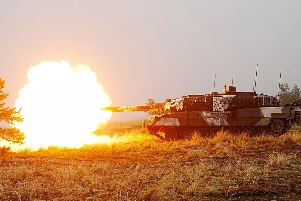 Los tanques Leopard 2A7 del ejército danés y los vehículos de combate de infantería CV-90 del ejército estonio asisten a un ejercicio de tiro en vivo en Perakula (Estonia)