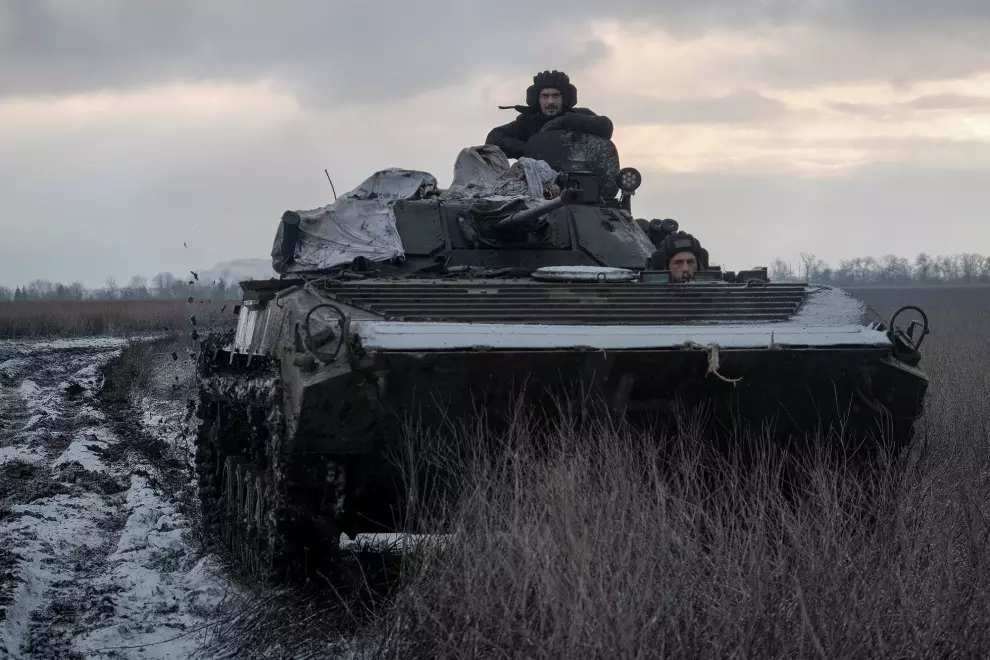 Los miembros del servicio ucraniano viajan en un vehículo de combate de infantería BMP-1.