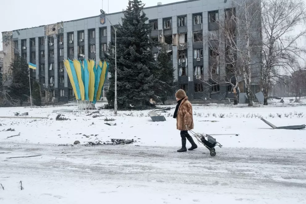 Una mujer camina por el centro de Bakhmut (Ucrania), el 18 de febrero de 2023.