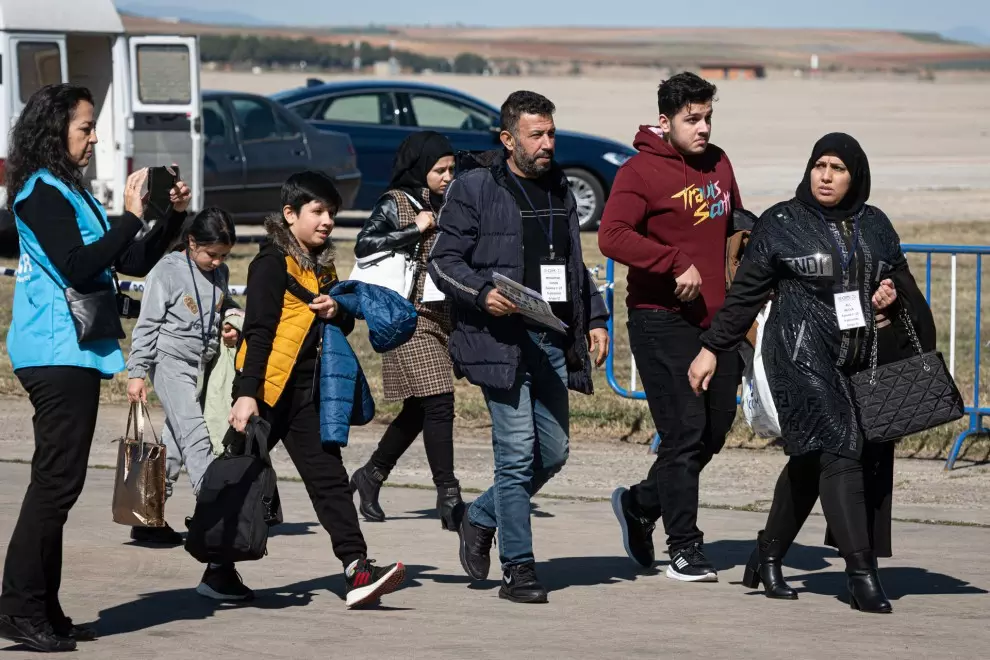 Llegada de ochenta y nueve refugiados sirios afectados por el terremoto que afectó a Turquía, procedentes de distintas zonas de ese país, que han aterrizado este sábado en la base aérea de Torrejón de Ardoz (Madrid) para ser acogidos por España. EFE/ Fern
