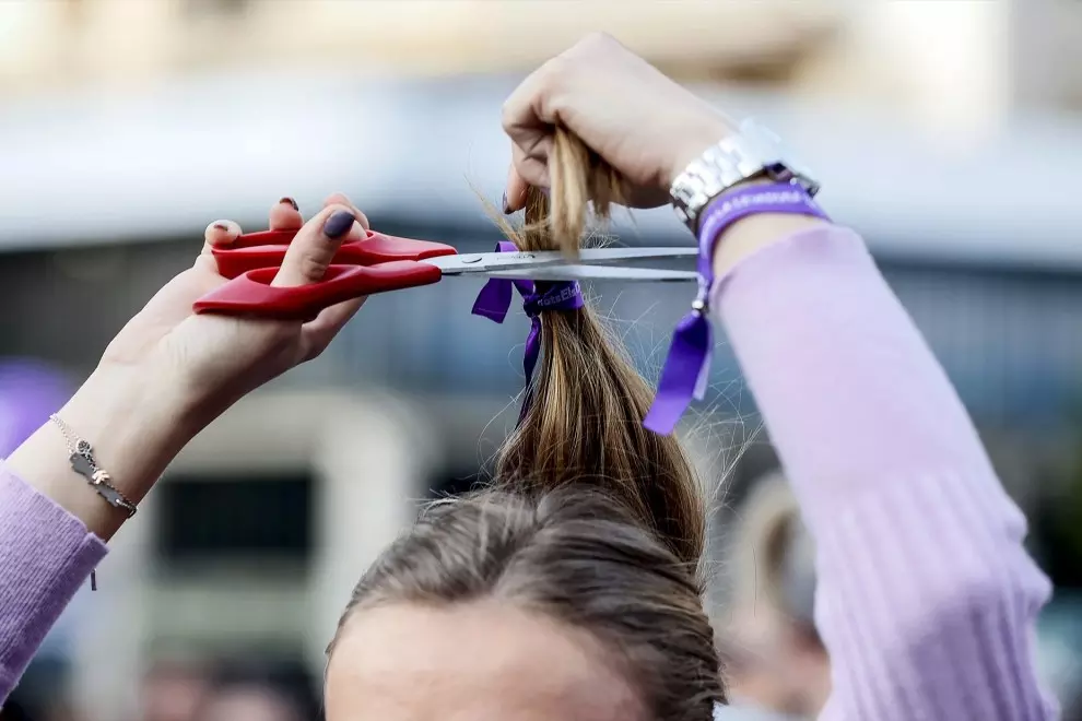 Una mujer realiza una acción colectiva de corte de pelo 'Tisorada al patriarcat', a 8 de marzo de marzo de 2023, en Valencia, País Valencià (España).