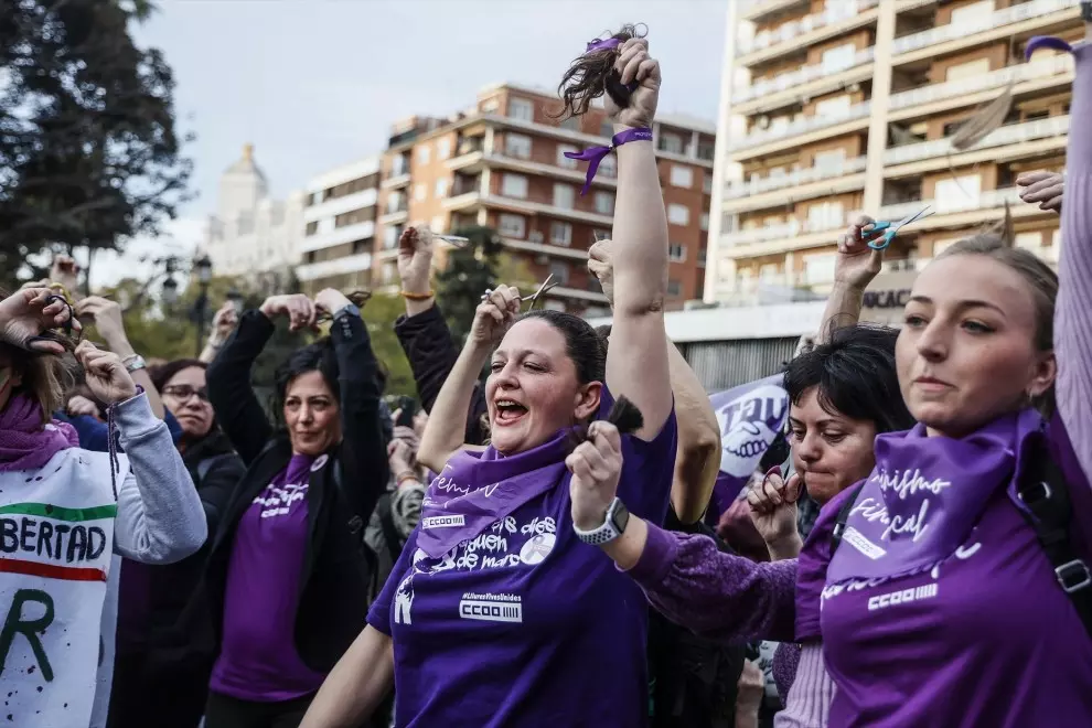 Varias mujeres realizan una acción colectiva de corte de pelo 'Tisorada al patriarcat', a 8 de marzo de marzo de 2023, en Valencia, País Valencià (España).