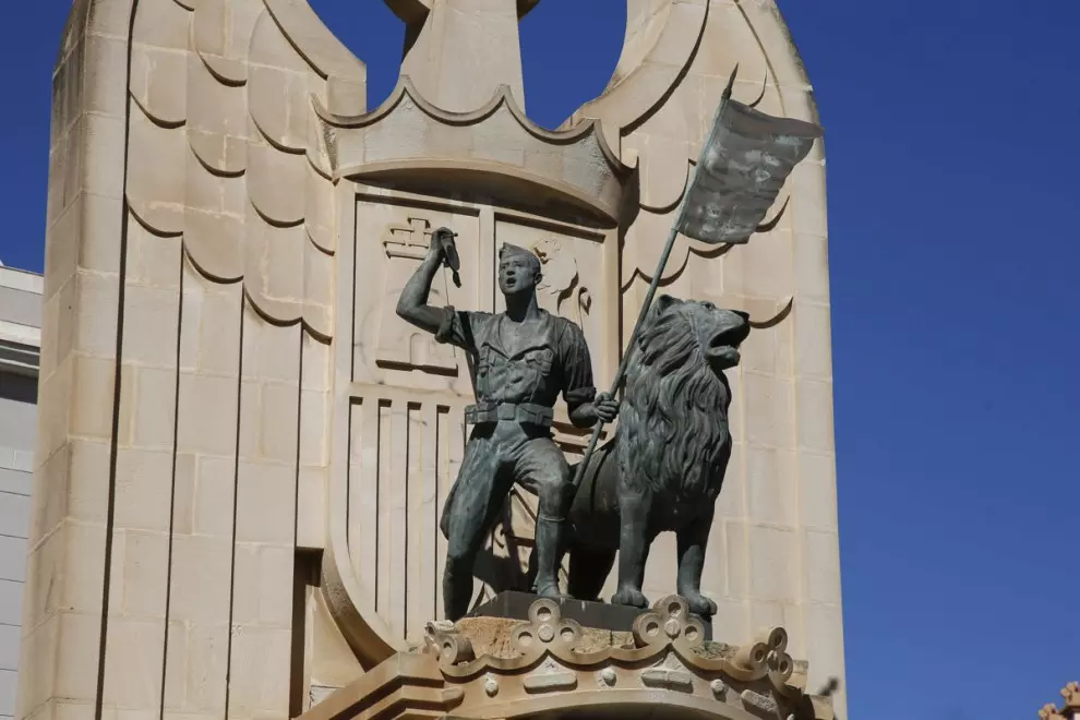 El Monumento a los Héroes de España, situado en la Plaza Héroes de España, en el Ensanche Modernista de Melilla.