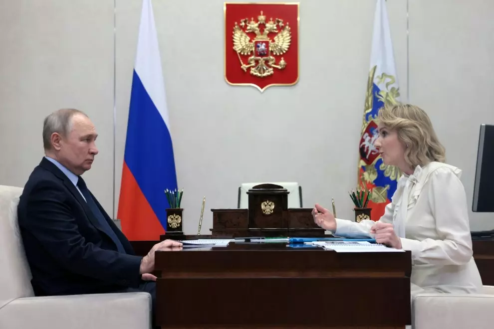 El presidente de Rusia, Vladimir Putin, conversa con Maria Lvova-Belova, comisionada presidencial para los Derechos del Niño en Rusia el 16 de febrero de 2023.