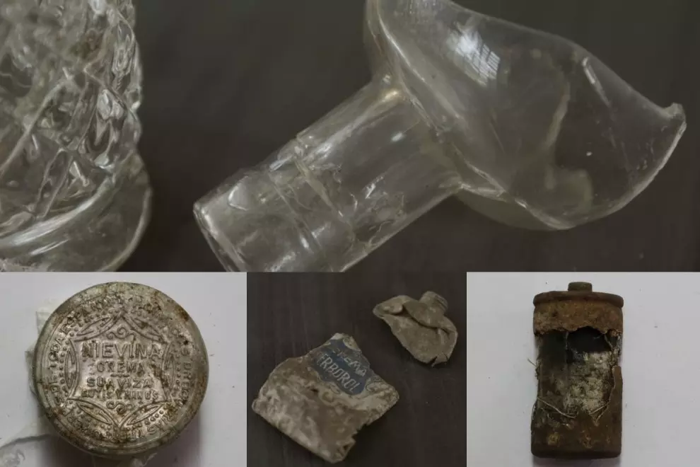 Botella, crema, pasta de dientes y pila encontradas en la Ciudad de la Selva.